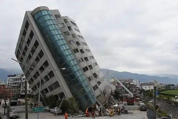 长沙6层楼房坍塌多人被困倒塌时逃生时间短自救是躲还是逃