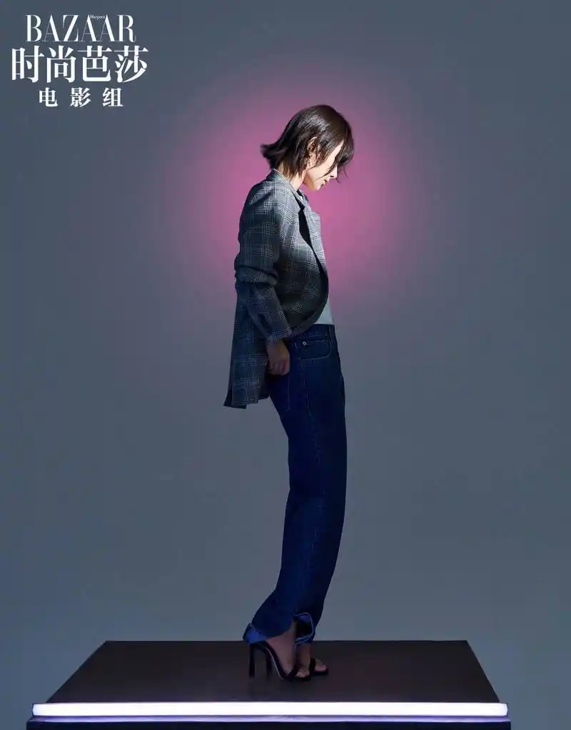 杨紫《时尚芭莎》七月刊,眼神迷离慵懒随意,梦幻光影下手捧鲜花.