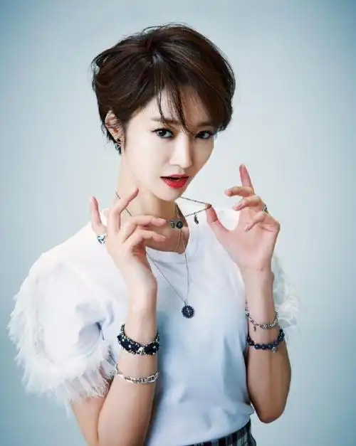 最美短发女神高俊熙