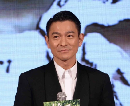 57岁刘德华近照面容老态,网友感叹:男神也老了!