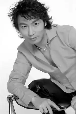 八卦频道 内地八卦  歌手陈少华近日因在家中吸食冰毒被北京警方行政