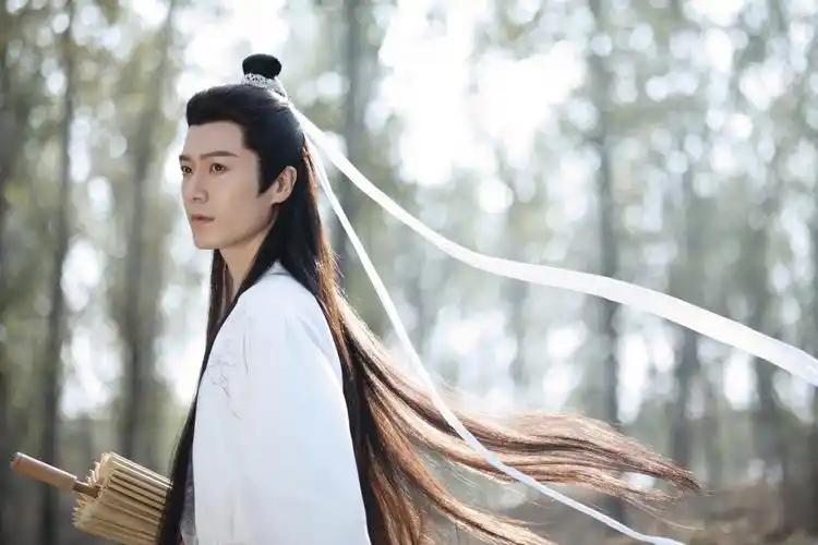 茅子俊发布古风骑马大片 白衣翩翩君子温润如玉
