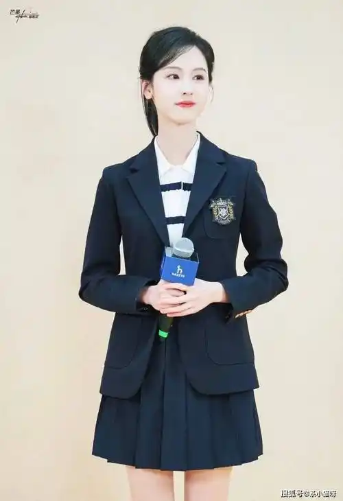 陈都灵学生服造型大气温婉,白开水妆似校花学姐