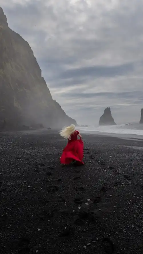 iphone 壁纸 红裙子的金发女孩,后视图,大海,沙滩
