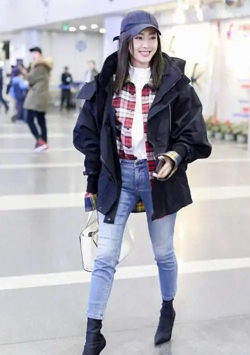 张天爱真懂穿搭法则宽松外套配紧身牛仔裤上松下紧超显瘦