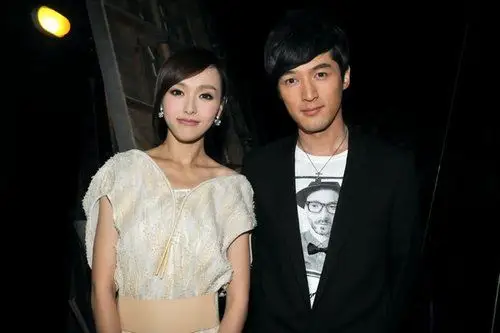 唐嫣倾情演绎怀旧金曲 与胡歌台上台下互相调侃