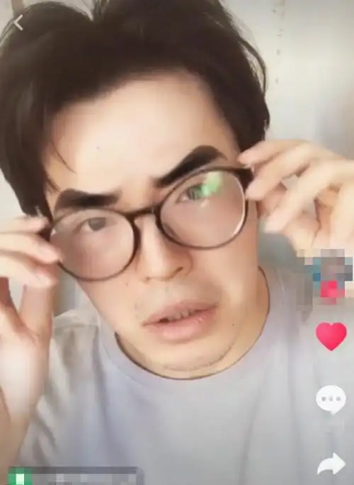 戴眼镜大叔丑到爆,当他摘下眼镜那一刻