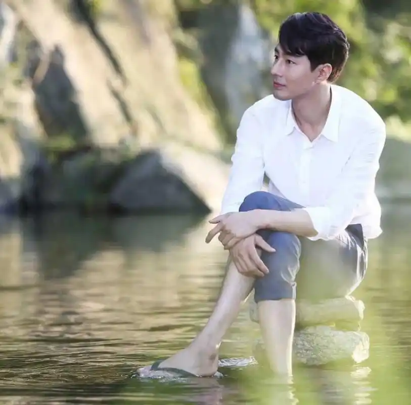 39岁长腿男神赵寅成近况曝光,身材吊打小鲜肉,这满屏的大长腿啊