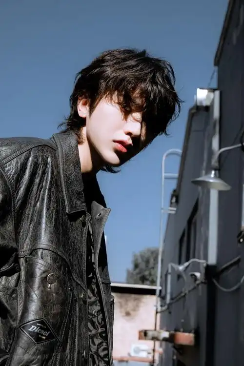 蔡徐坤秋日机车大片