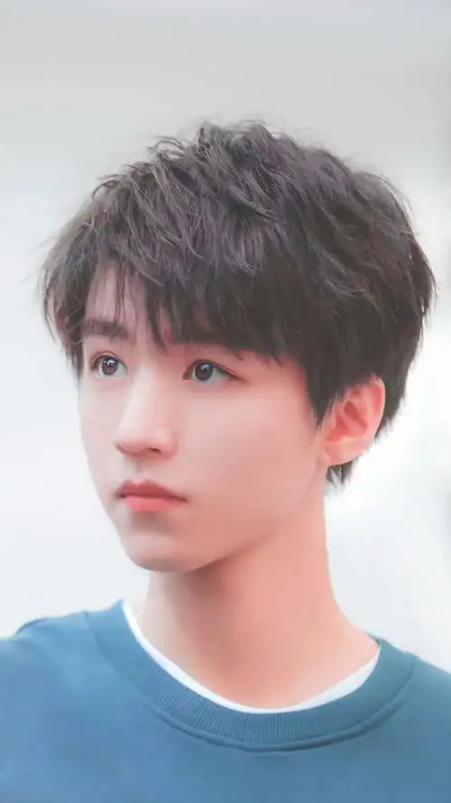 王俊凯大头照贴脸