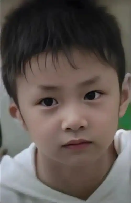 双眼皮大眼睛,肉嘟嘟的小脸蛋,太可爱了@时代少年团-刘耀文#新生代