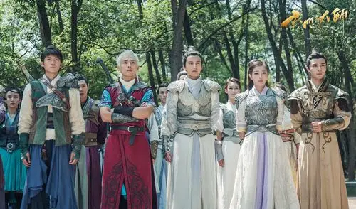 在《玄门大师》日前更新的剧情中,主角三人团张陵,东皇菲菲,铁郎之间