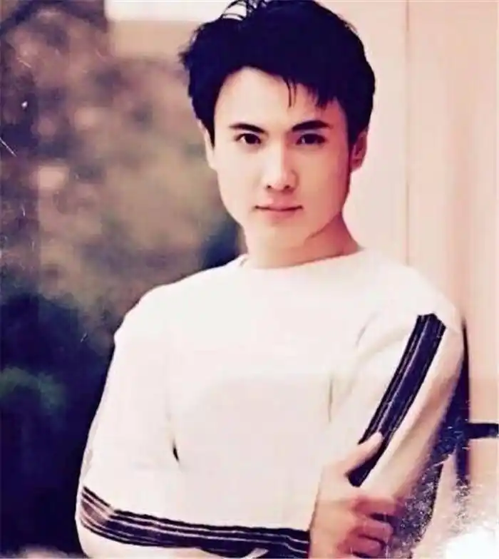 沈腾大学老照片被扒出,颜值堪称校草级别,网友:不敢相信是他