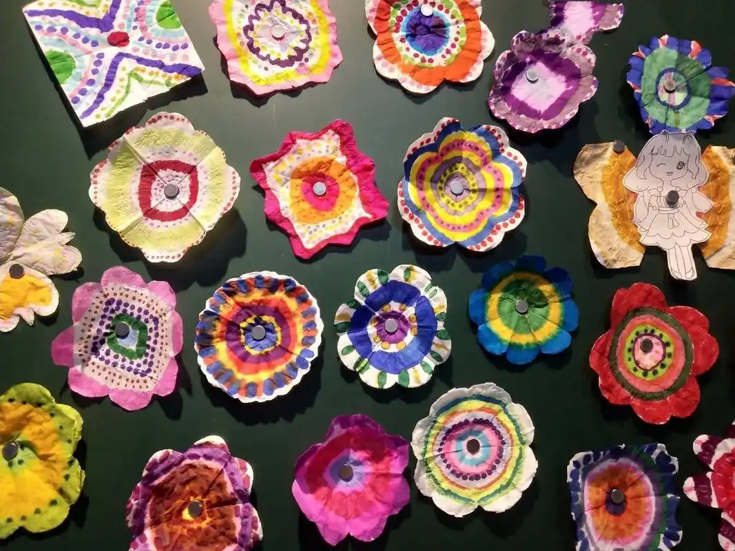 卫生纸制作花朵96/儿童手工/学生作品 材料:卫生纸/马克笔/剪刀