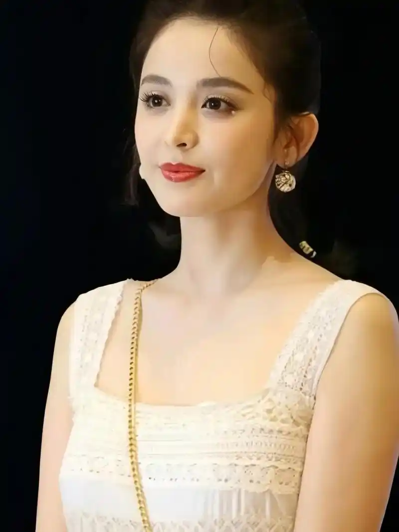 古力娜扎的生图展现出了她超越美颜的魅力,她的肤色白皙,容貌美丽令