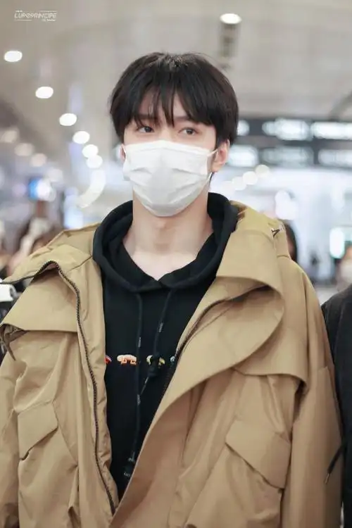 刘耀文今日机场饭拍 今天也是男模走秀的一天