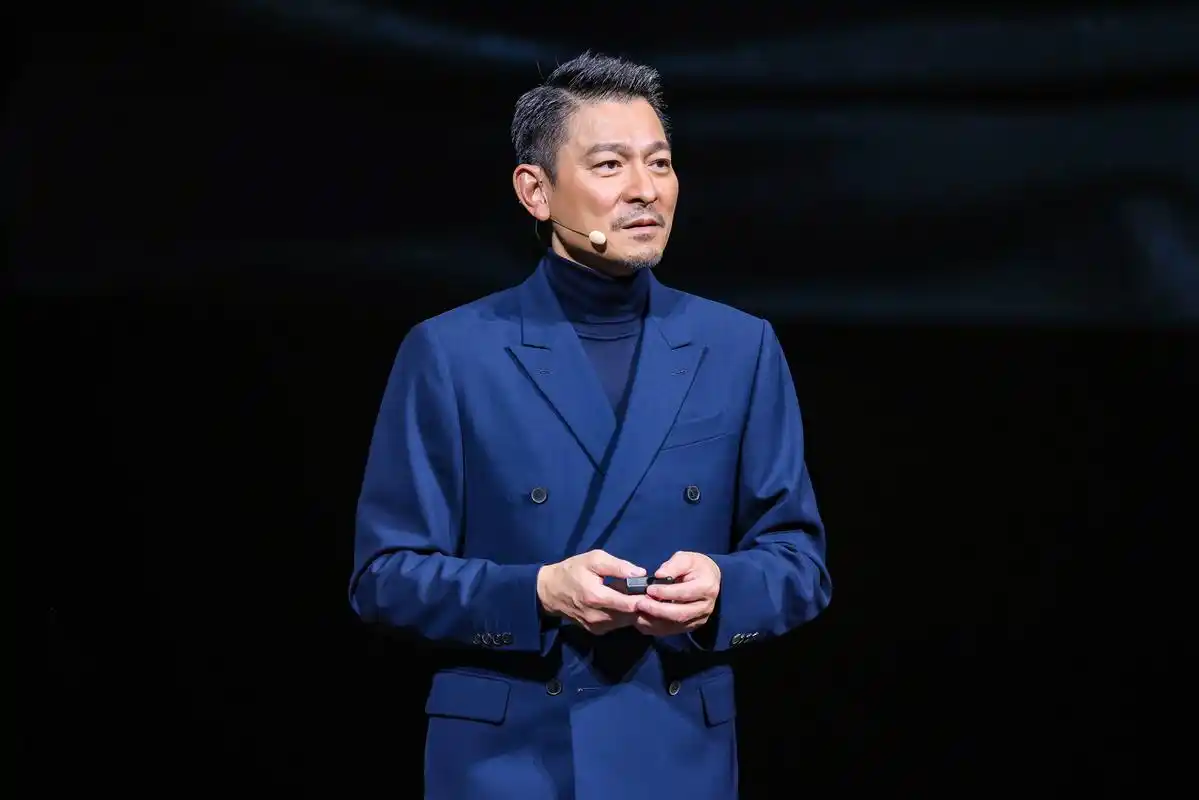 华为发布会上,刘德华现身讲述"非凡故事"