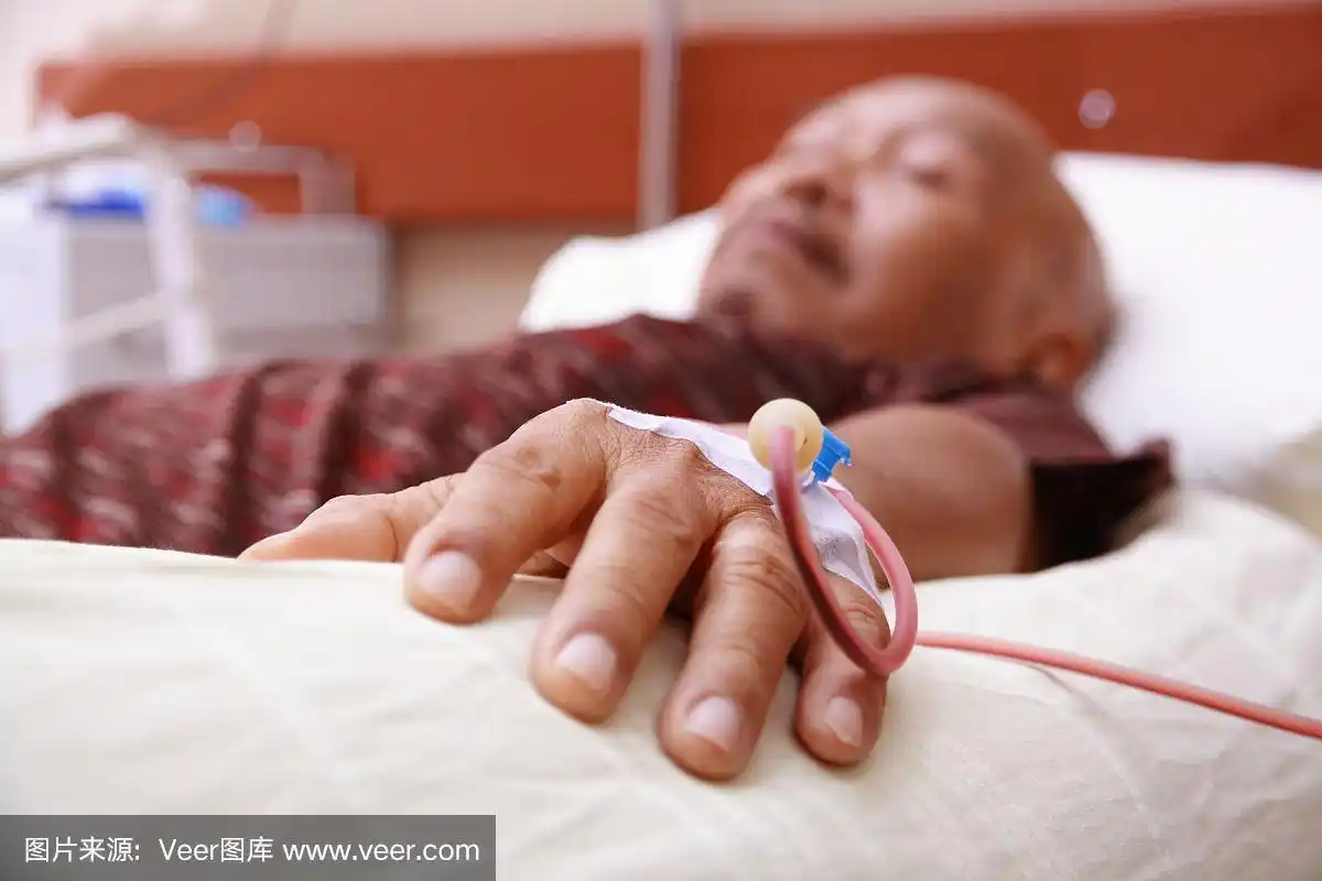 一位老人的手上正在输血