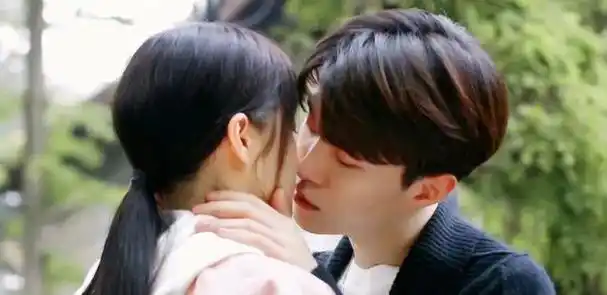 《曾少年》关晓彤和范丞丞cp感十足,吻戏引起网友热烈追捧和热议
