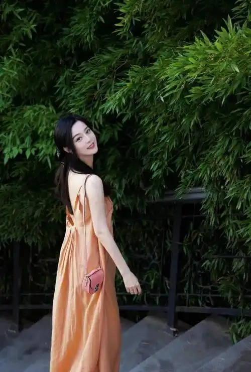 40岁范冰冰又扮嫩了!穿宽松吊带裙走清纯风,初恋脸把人美到了