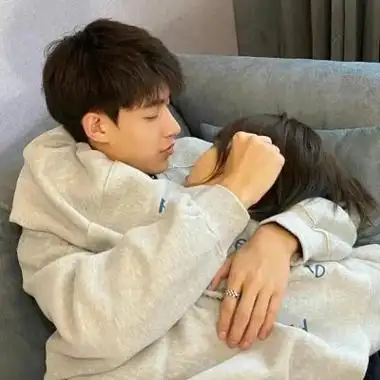 抖音最火的情侣头像一左一右