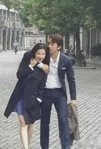 搂着刘亦菲的男人是谁呢?