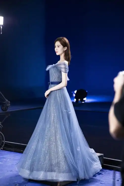 刘诗诗穿一字肩蓝色纱裙仙气飘飘长发披肩优雅美丽