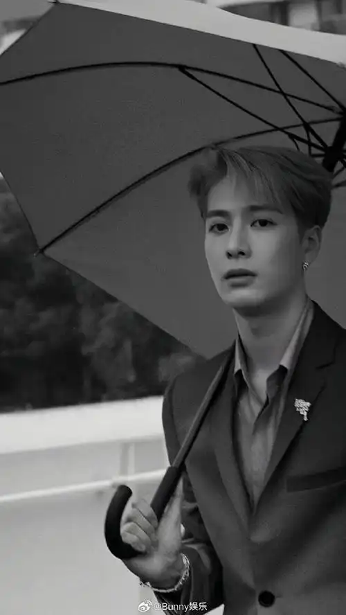 些人天生就当不了站姐#恶图别看,来看看我收藏的不一样的王嘉尔帅照吧