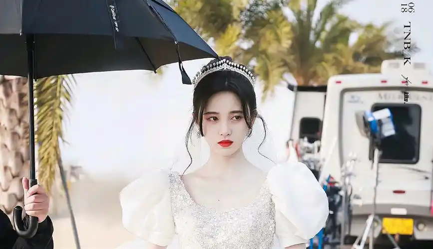 鞠婧祎一袭白色婚纱搭配珠钻头饰尽显优雅气质妥妥的在逃公主