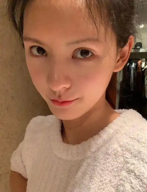 张予曦一直化浓妆,看到唯一一次素颜,网友:美的直击心灵