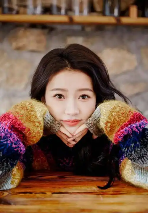 孙怡身穿条纹卫衣搭配牛仔裤,清新甜美,29岁少女范儿十足!