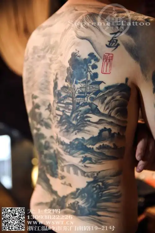 水墨风格满背山水纹身