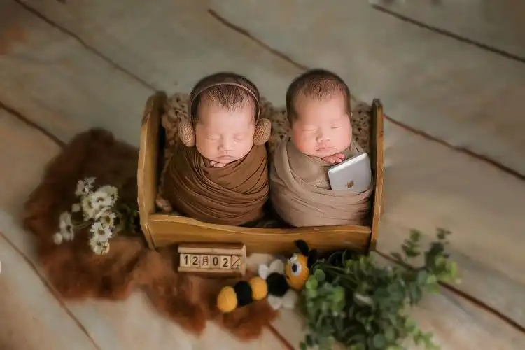 新生儿摄影师高的儿童摄影作品《双胞胎》