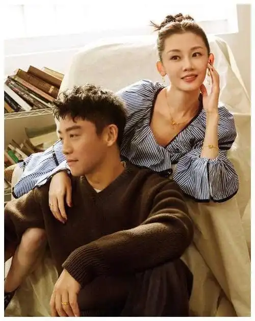 郑恺苗苗甜蜜对视,手拿画笔秀恩爱,浪漫作画即将展示!