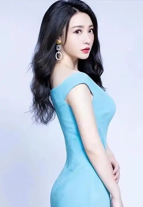 提及那些既令人倾心又曲线玲珑的女明星时,柳岩的名字无疑会跃然纸上.