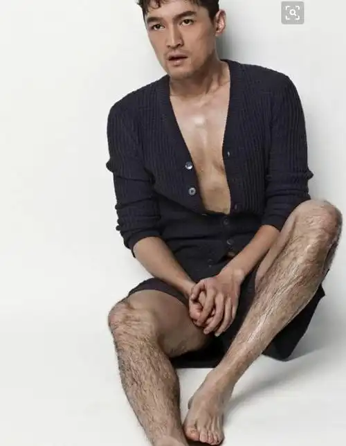 不得不承认,老胡真的是一个毛发旺盛的男孩子,看着黑乎乎浓郁的腿毛