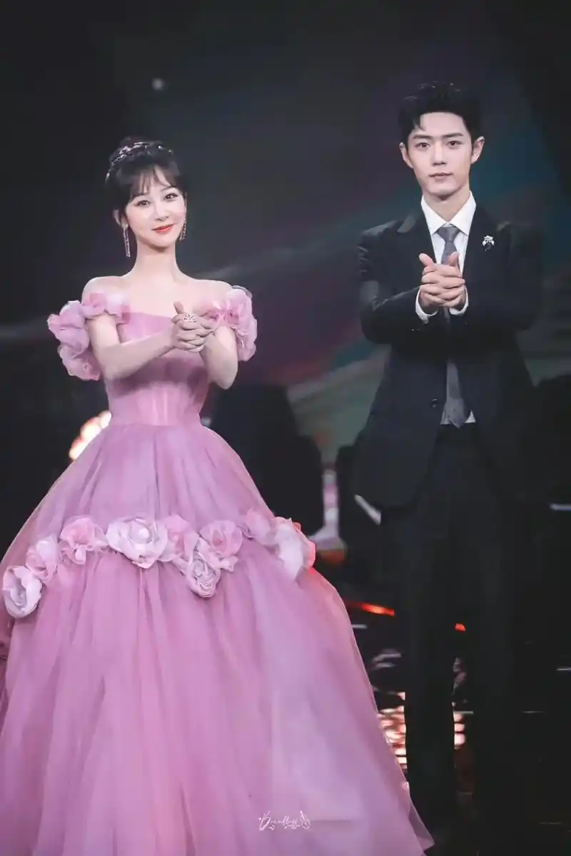 肖战 #杨紫 #神仙cp  在一档节目里,主持人问肖战:" - 抖音