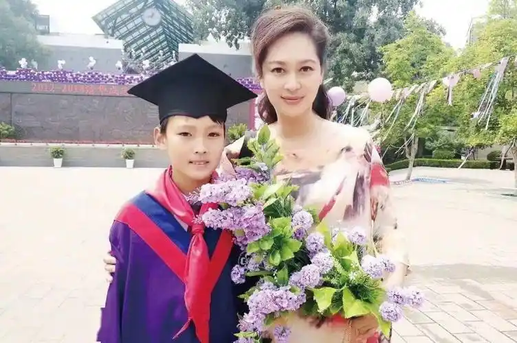 傅丽云和儿子陈永林我有两个儿子,大儿子是我第一段婚姻和长影演员赵