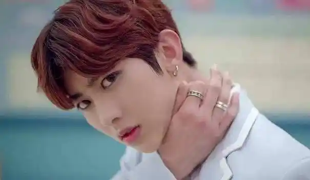 这次怎么都要支持蔡徐坤了,这张登报照片太伤人了吧_ikun_问题_动作