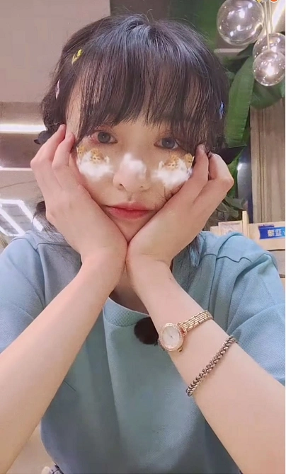 遭胡彦斌喊话不想有任何瓜葛,郑爽晒自拍满眼通红,疑用一字回应