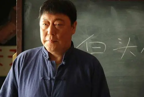 倪大红也是一位老戏骨了,据说他年轻的时候是一位