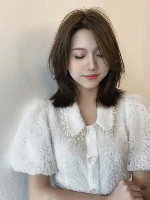 扎发 黑茶色 女生发型 锁骨发 丸子头扎法 蛋卷 空气刘海 锁骨发型