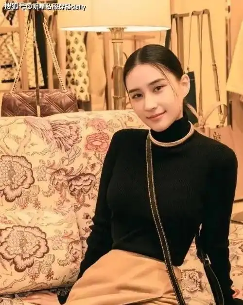 赌王女儿何超莲晒豪宅内景为何她个子娇小却看起来非常高挑呢