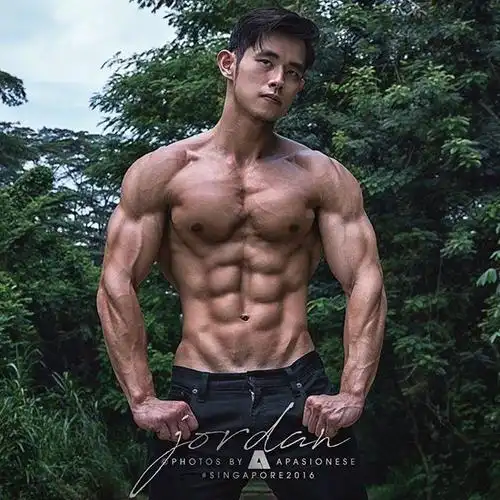 一身肌肉的周杰伦大街上赤膊卖榴莲大妈们纷纷掏钱