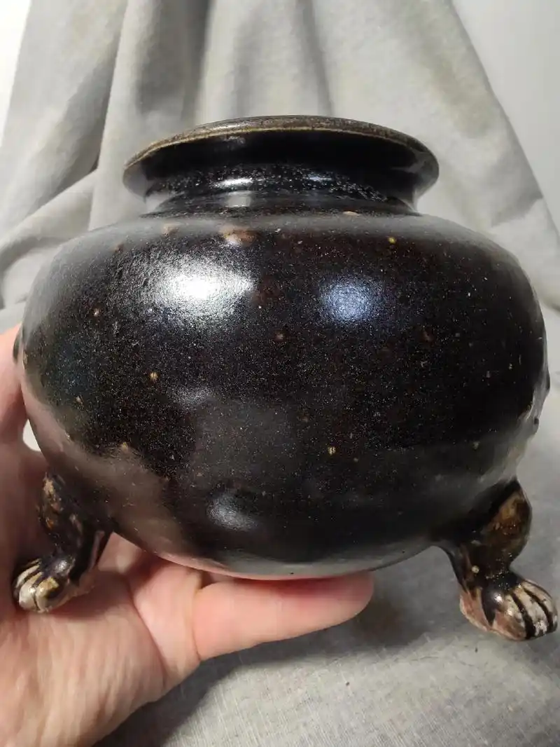 唐代邢窑黑釉三足釜式炉,肚径14.5厘米,口径9.3厘米,高 - 抖音