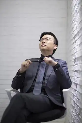 东方人,成年人,中年人,一个人,商务人士,商务男性,竖图,室内,正面