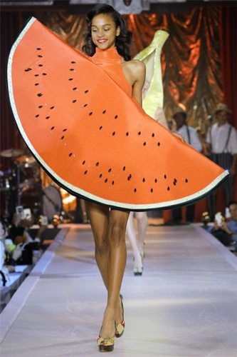 没有最奇葩只有更奇葩 时装周不卖衣服卖水果啦
