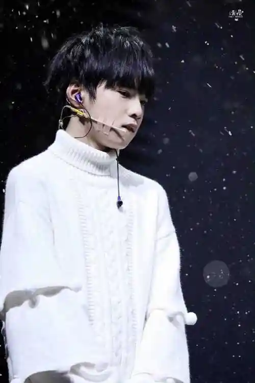 刘耀文 十七炽发利刃开秋霜#"大家好,我是tf家族的刘耀文""大家好,我