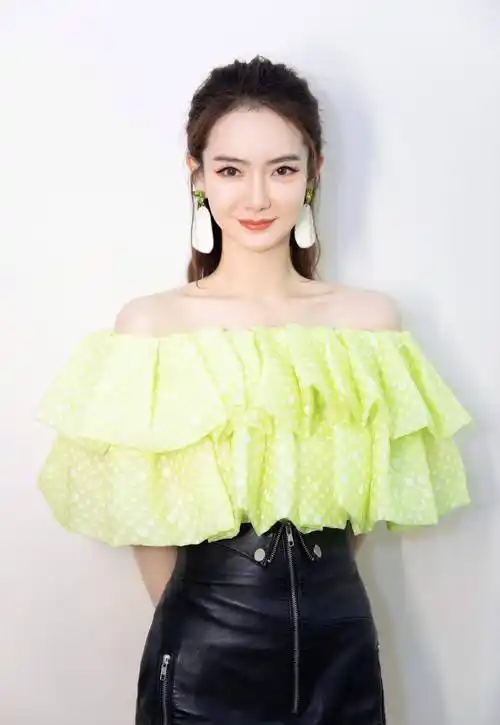 原创戚薇这裙子也太短了刚刚超过臀部配中筒袜美腿白到发光了