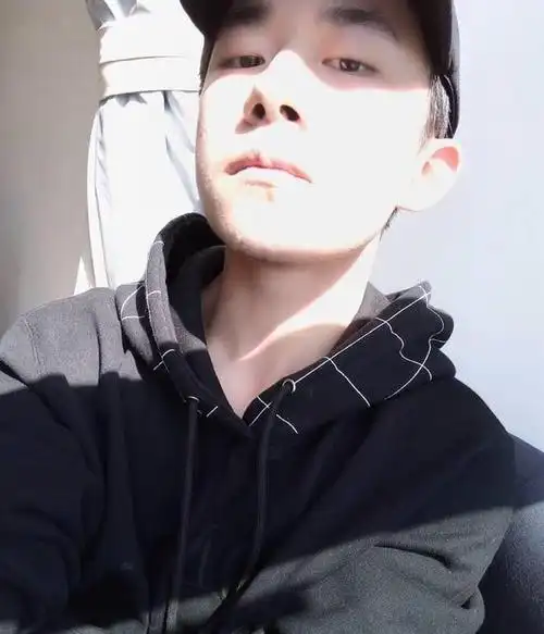 易烊千玺ins上自拍迷之画风有颜就是任性